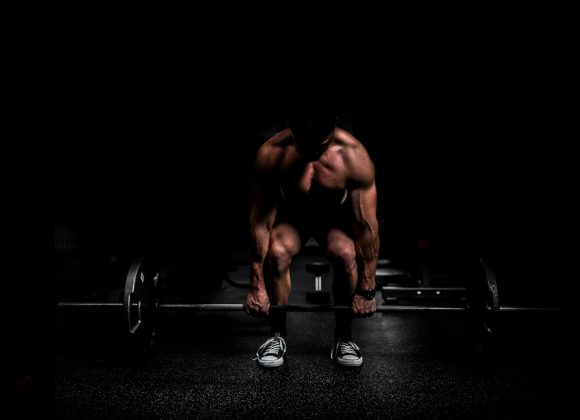 Mobilizacja łopatki - klucz do zdrowych barków i bez bólu topless man in black shorts sitting on black and silver barbell